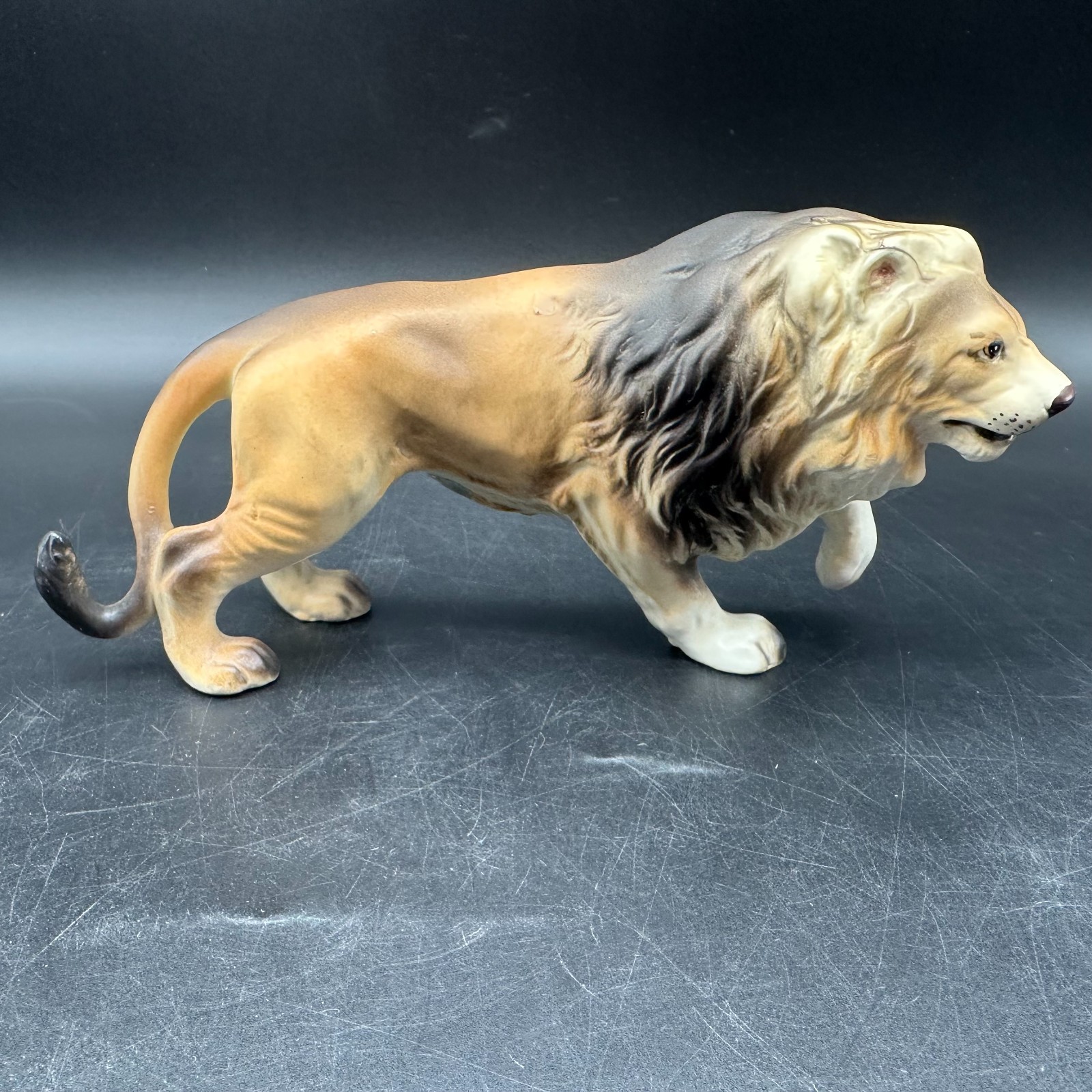 VINTAGE PORCELAIN LION FIGURINE M3912 7\