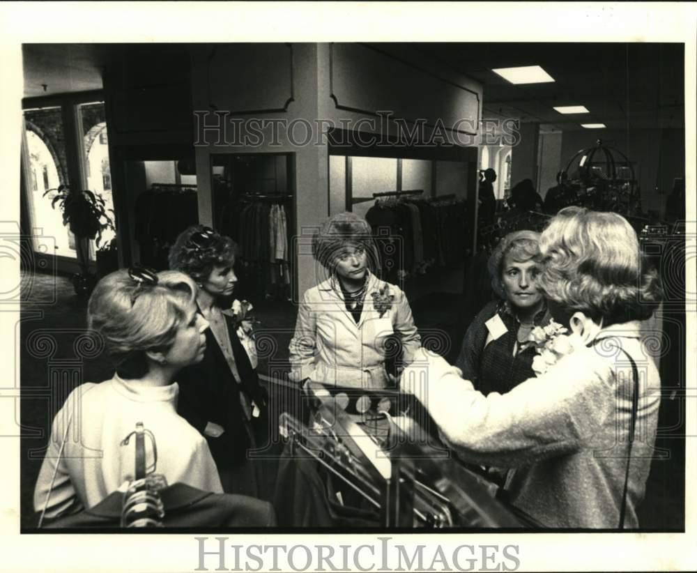 1979 Press Photo Wives of governor\'s attending conference are at Kreeger\'s show