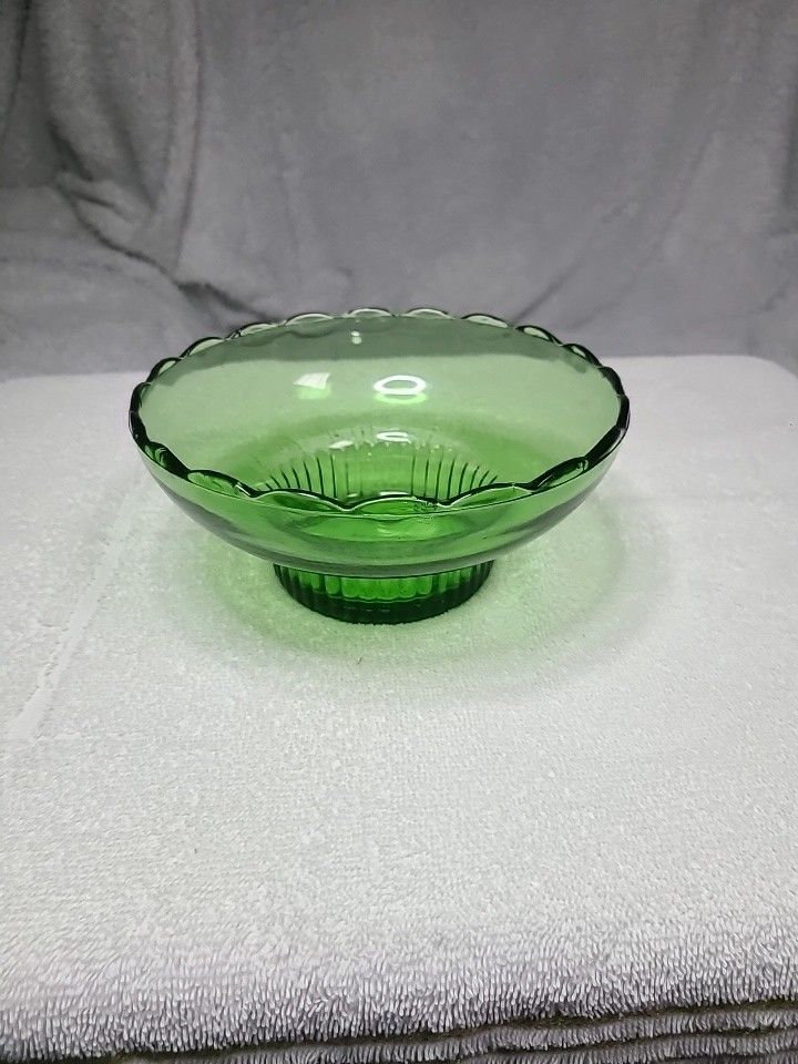 Vintage 1950s E.O. Brody Co M2000 Green Glass Bowl/Candy Dish w/ Scalloped Edge