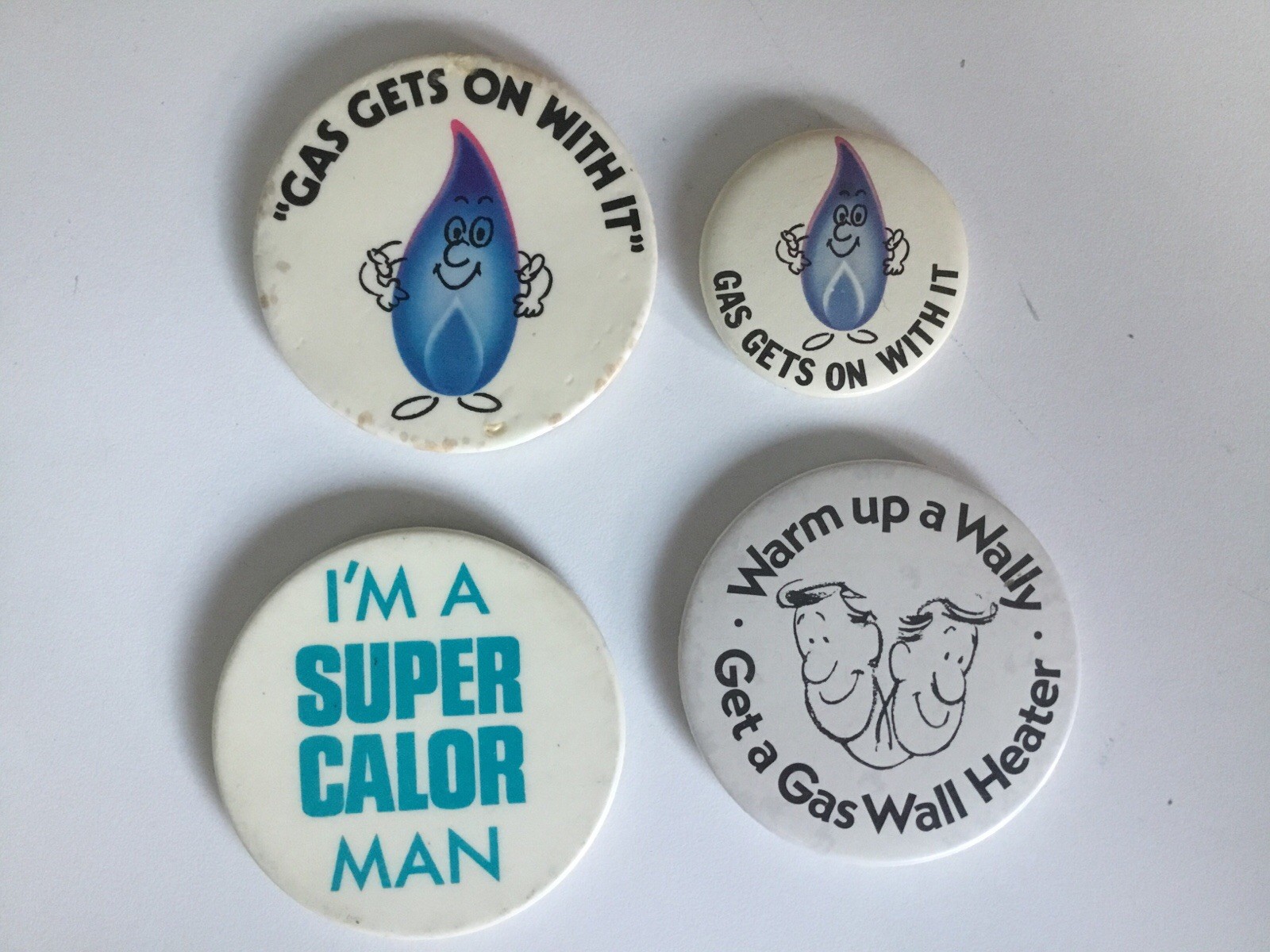 4 Vintage British Gas & Calor Gas Advertising Badges - Gas Gets On With It T07 4 Vintage British Gas & Calor Gas Advertising Badges - Gas Gets On With It T07