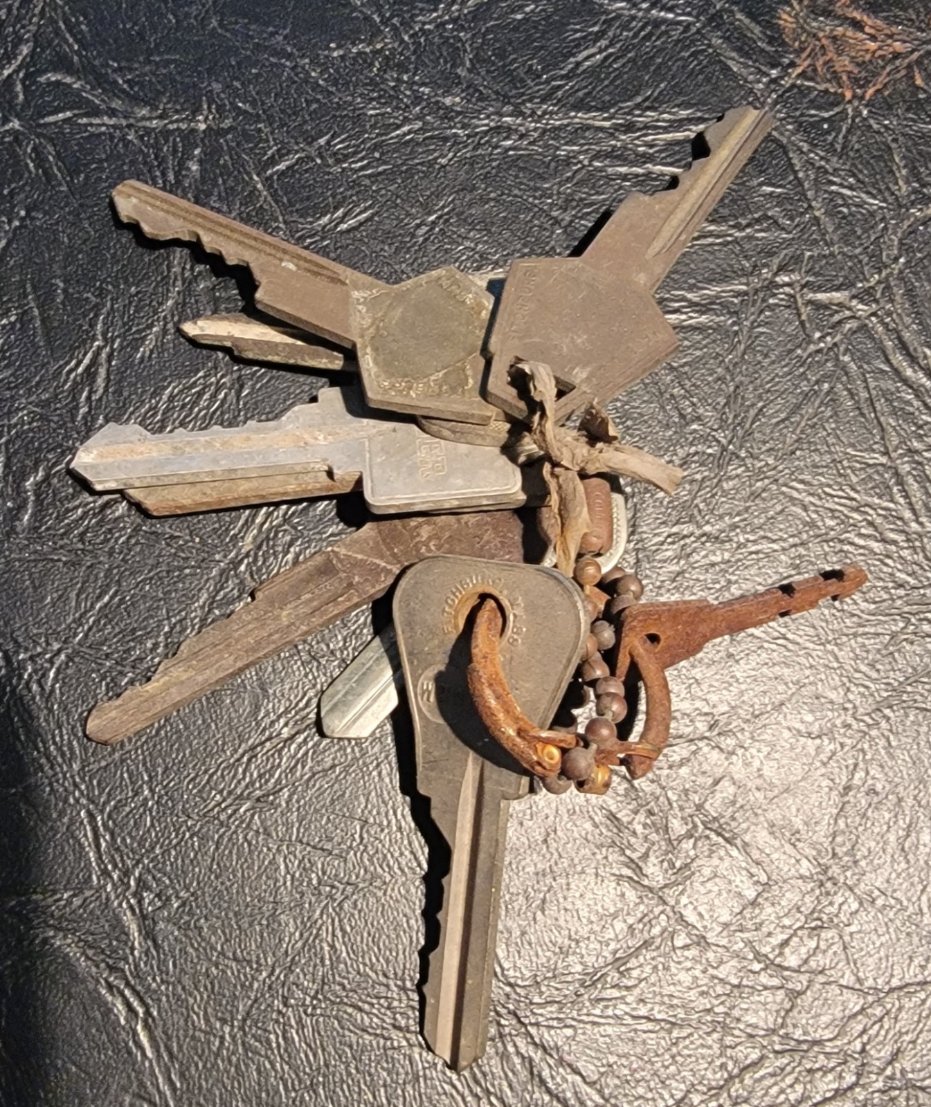 VINTAGE OLD KEYS T6-1