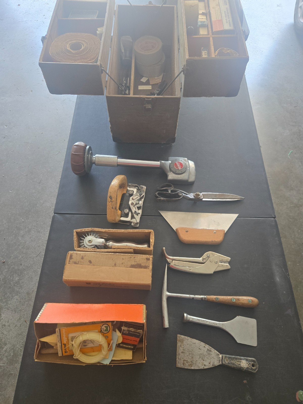 vintage carpet layer kit, very heavy, nice old tool chest, see pix for tools