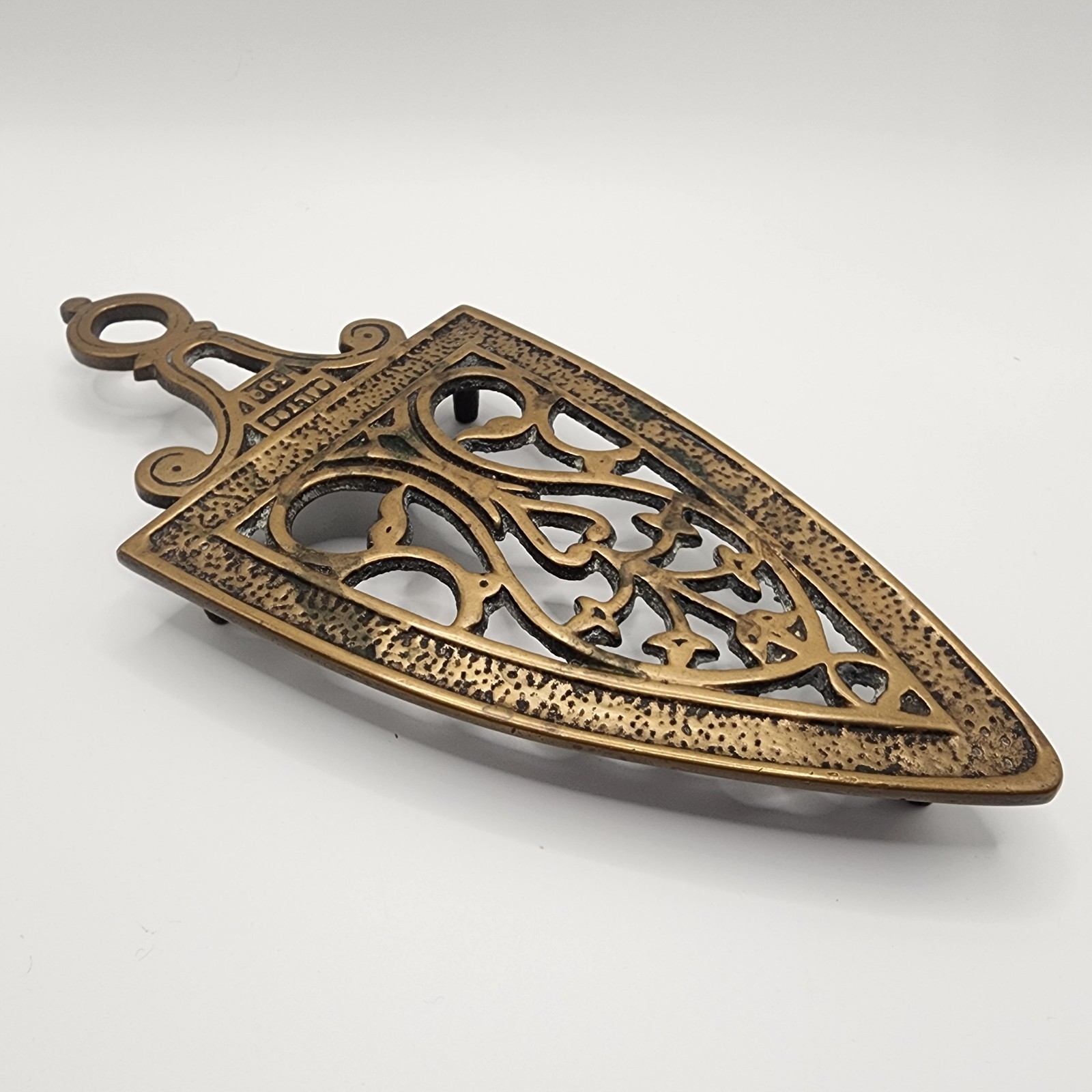 Vintage Salter 500 Brass Iron‑Shaped Footed Trivet – England – 1960s Vintage Salter 500 Brass Iron‑Shaped Footed Trivet – England – 1960s