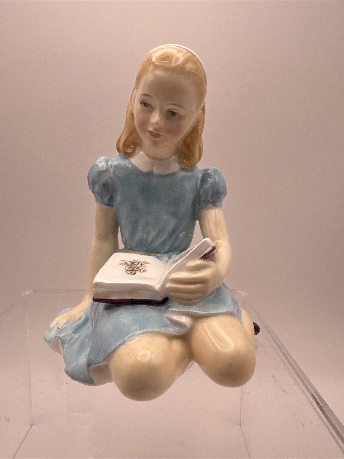 ROYAL DOULTON Copyright 1959 ALICE WONDERLAND READING BOOK FIGURINE Green Mark
