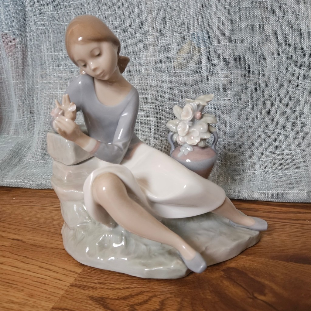 Vintage Lladro Rosalinda Girl With Flower Porcelain Figurine Spain Large Vintage Lladro Rosalinda Girl With Flower Porcelain Figurine Spain Large