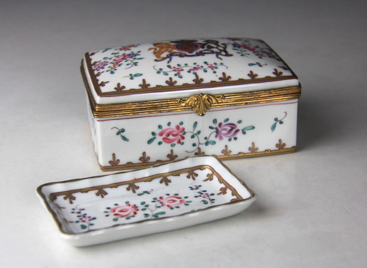 ANTIQUE LIMOGES FRANCE ARMORIAL PORCELAIN TRINKET BOX w/ MATCHING TRINKET DISH