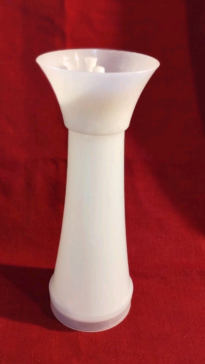 Vtg. Tupperware Jifi-Sift Flour/Powdered Sugar White Container. Vtg. Tupperware Jifi-Sift Flour/Powdered Sugar White Container.