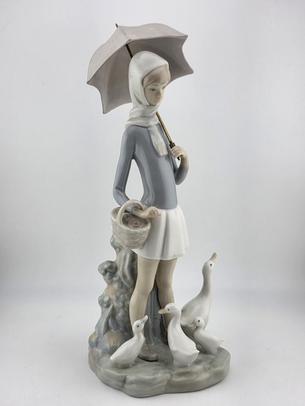 Lladro Figurine GIRL WITH UMBRELLA BASKET FEEDING DUCKS  #4510 Retired
