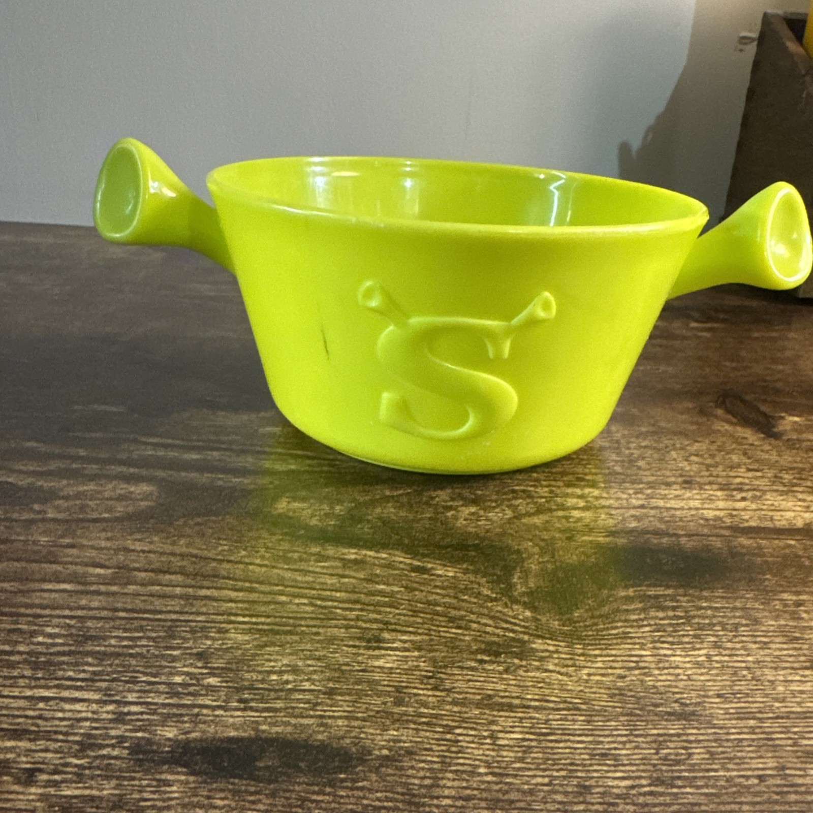 Rare 2001 DreamWorks Shrek Kellogg’s Lime Green Ogre Ear Cereal Bowl 6” Plastic