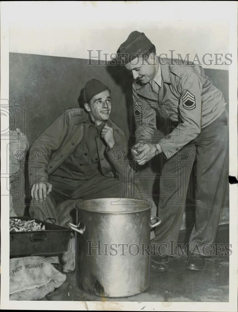 1943 Press Photo Howard Knudtson watches Freddie Bartholomew on kitchen duty, CA
