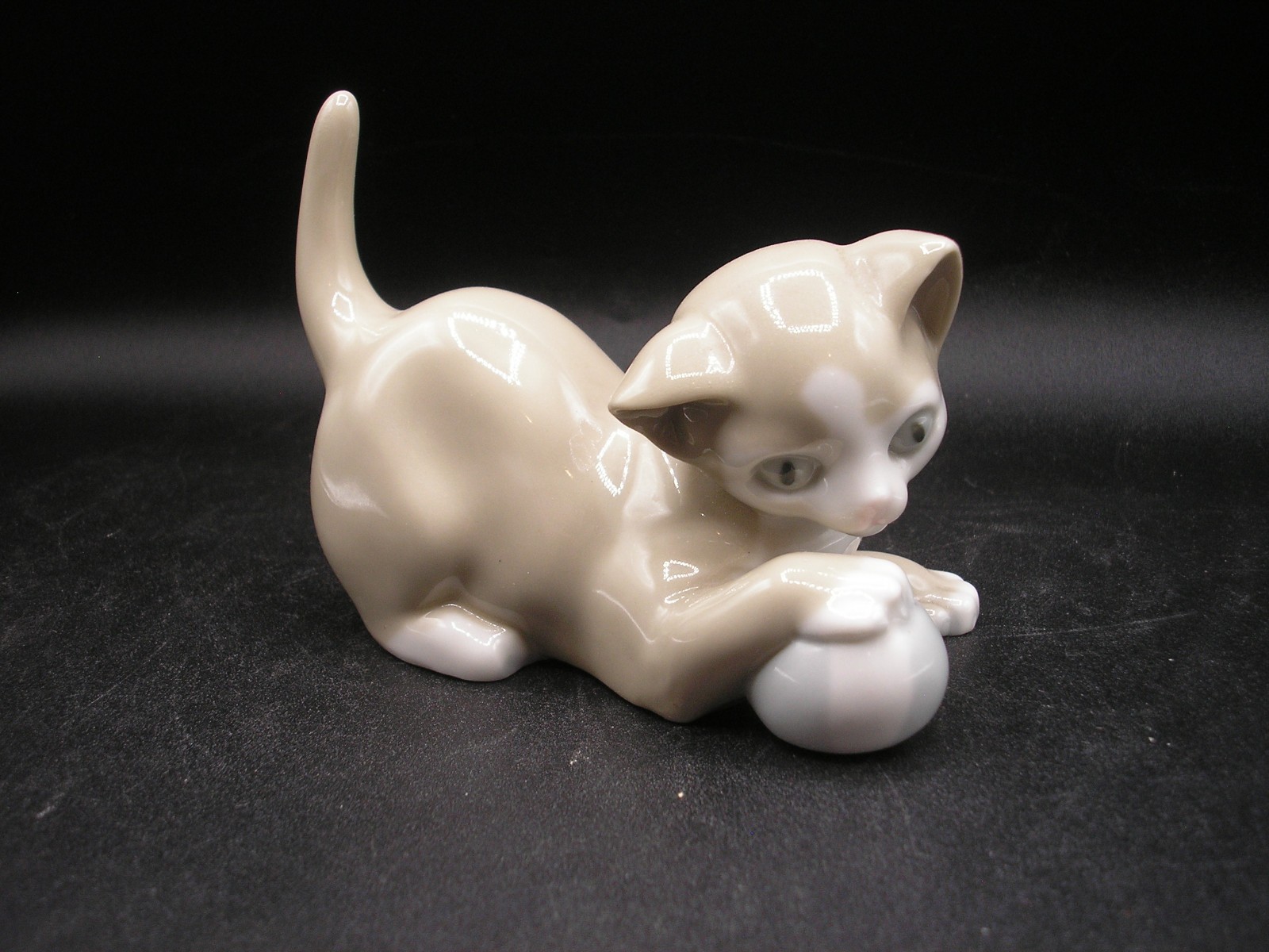 Vintage NAO Lladro Kitten with Ball