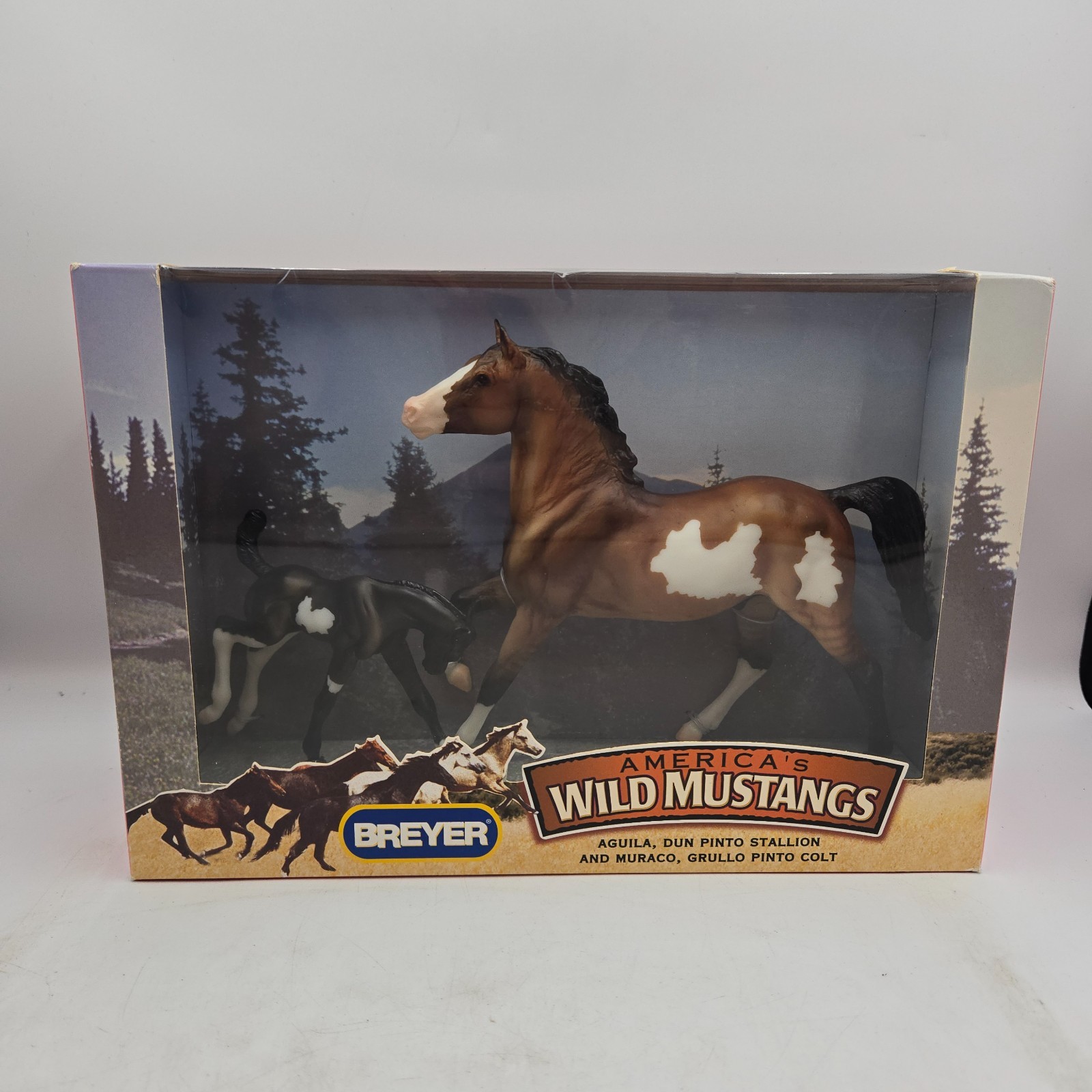 Breyer America's Wild Mustangs Aguila & Muraco Pinto Horse Set