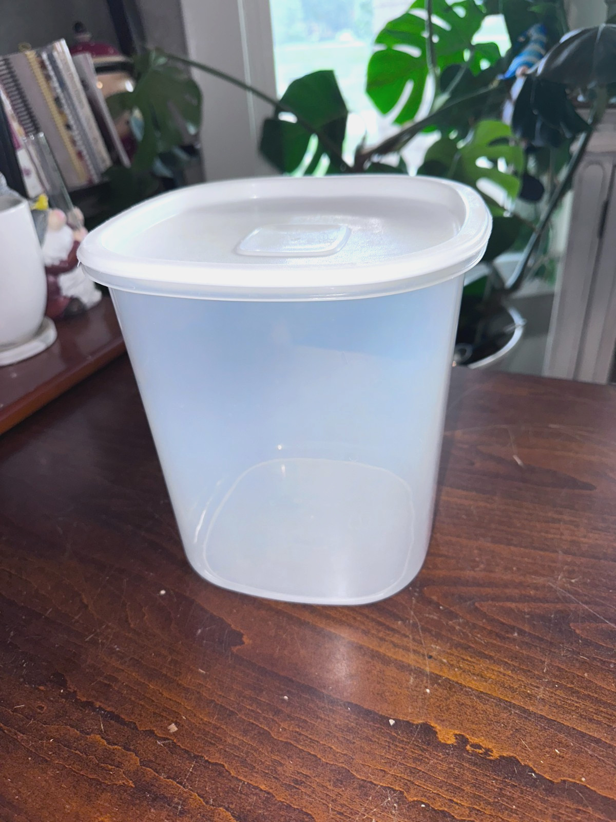 VTG Rubbermaid Nesting Kitchen Food Canister  ~ White Seal 21 Cup Capacity