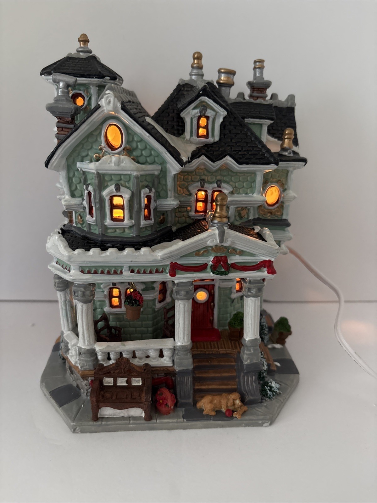 2004 LEMAX  CHRISTMAS VILLAGE COLLECTION GREGORYS MANOR WITH CORD TESTED   B38