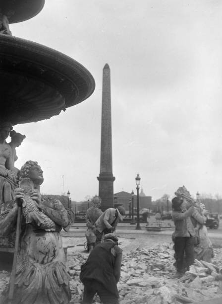Worker working repair fountains Place de la Concorde Paris France - Old Photo