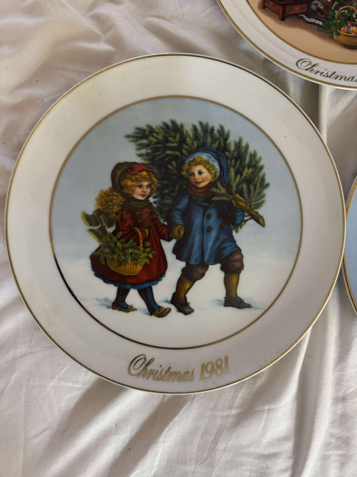Avon Christmas 1982  Collector Plate 22k Gold Trim 3pcs 1977,1982,1981