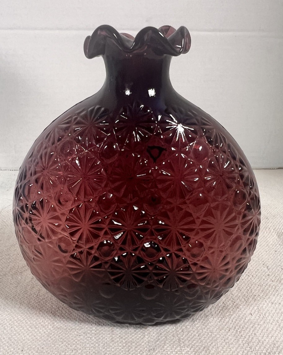 VTG Clevenger Brothers Ruffled Amethyst Daisy and Button Glass Bud Vase, READ