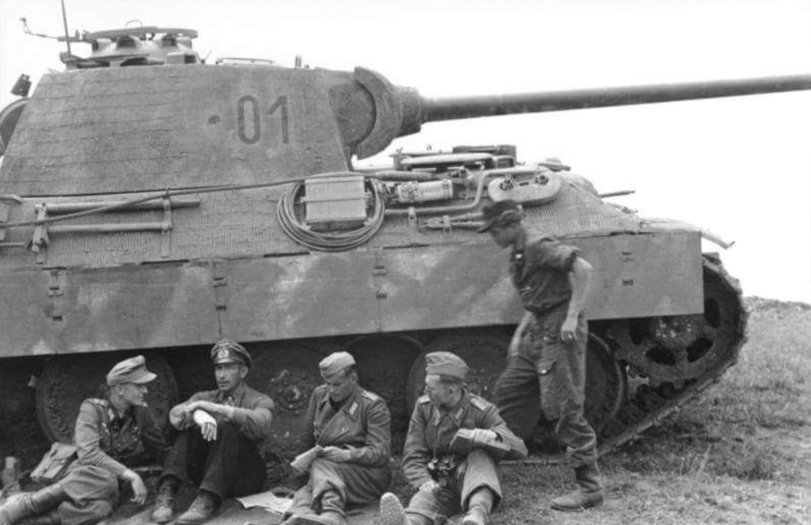 WW2 Photo WWII German Panther Crew Panzer V 1944  World War Two Wehrmacht / 2437