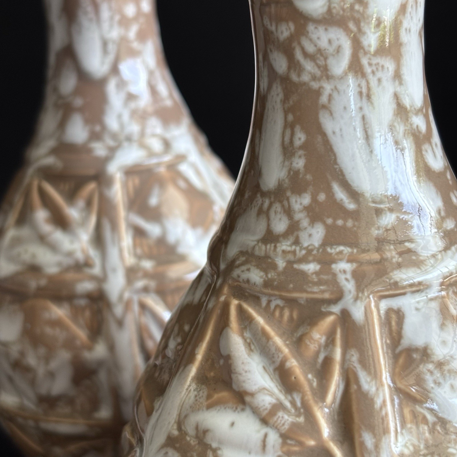 Vtg MCM Tan /White Pair Ceramic Table Lamps Drip Splatter Glaze (need rewiring) Vtg MCM Tan /White Pair Ceramic Table Lamps Drip Splatter Glaze (need rewiring)
