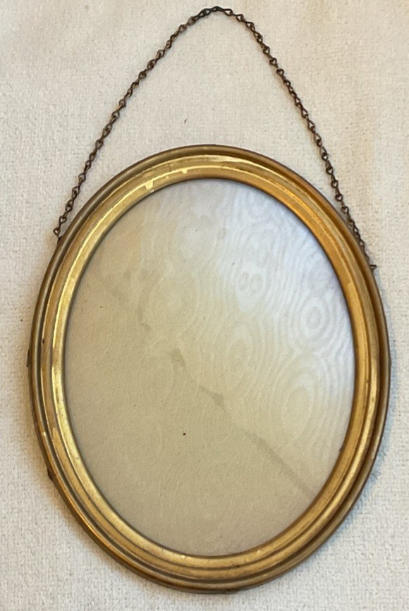 VTG Antique Oval Brass Frame with Hanging Chain Patina 9” X 7” Victorian VTG Antique Oval Brass Frame with Hanging Chain Patina 9” X 7” Victorian