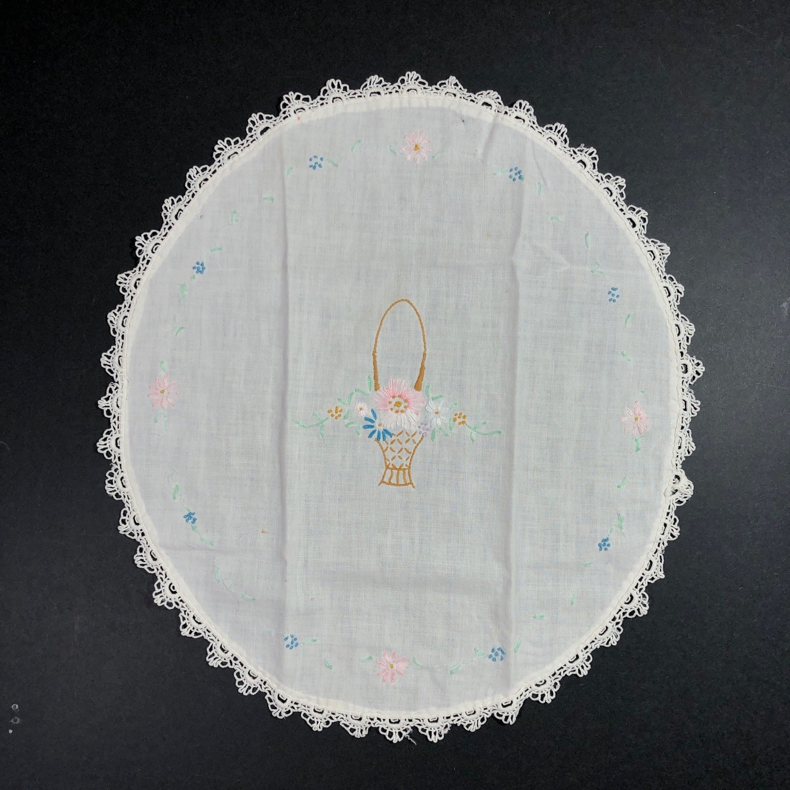 Vintage Oval White Table Topper Embroidery Crocheted Edge 14