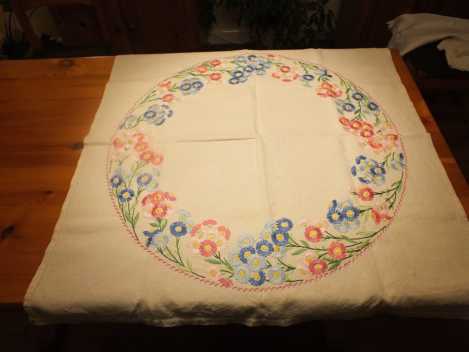 Vintage Linen Hand-Embroidered Tablecloth 31\