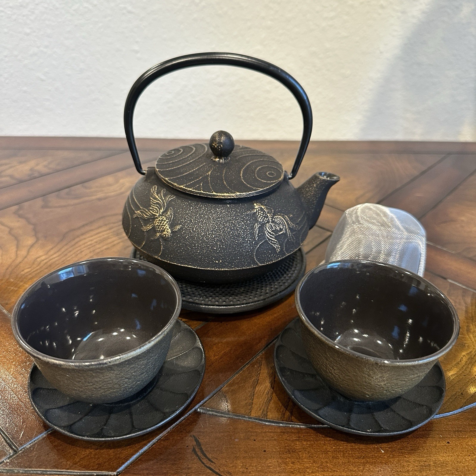 Iwachu Japanese Iron Teapot Tetsubin Set 8 Pieces Goldfish Cast Iron 21oz Iwachu Japanese Iron Teapot Tetsubin Set 8 Pieces Goldfish Cast Iron 21oz