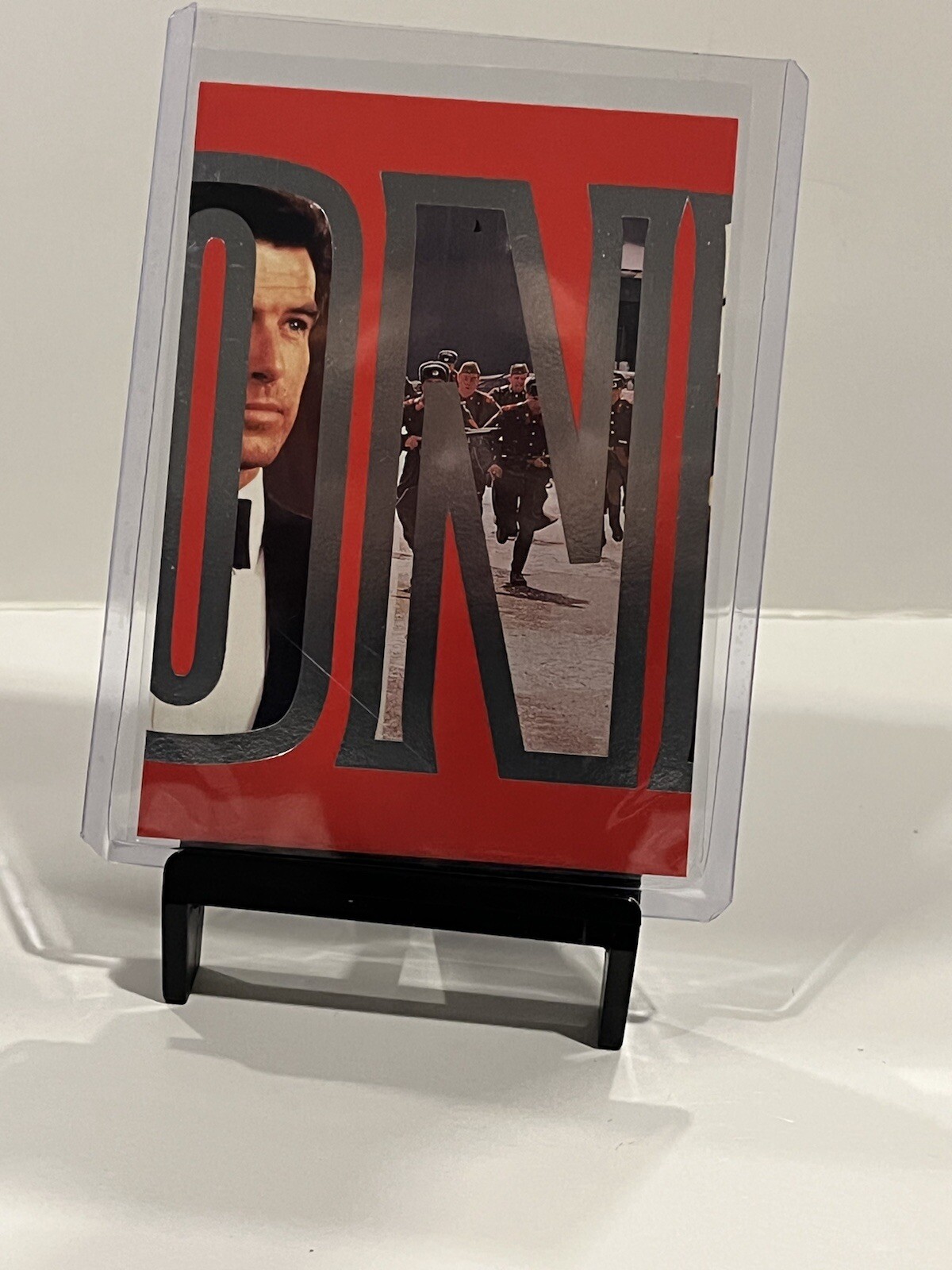 James Bond GoldenEye 1995 Grafitti Bond James Bond Puzzle Card B8