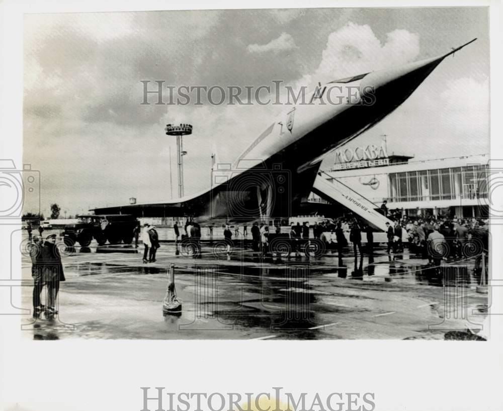 1969 Press Photo Reporters & Diplomats View Soviet Plane at Airport, Moscow 1969 Press Photo Reporters & Diplomats View Soviet Plane at Airport, Moscow