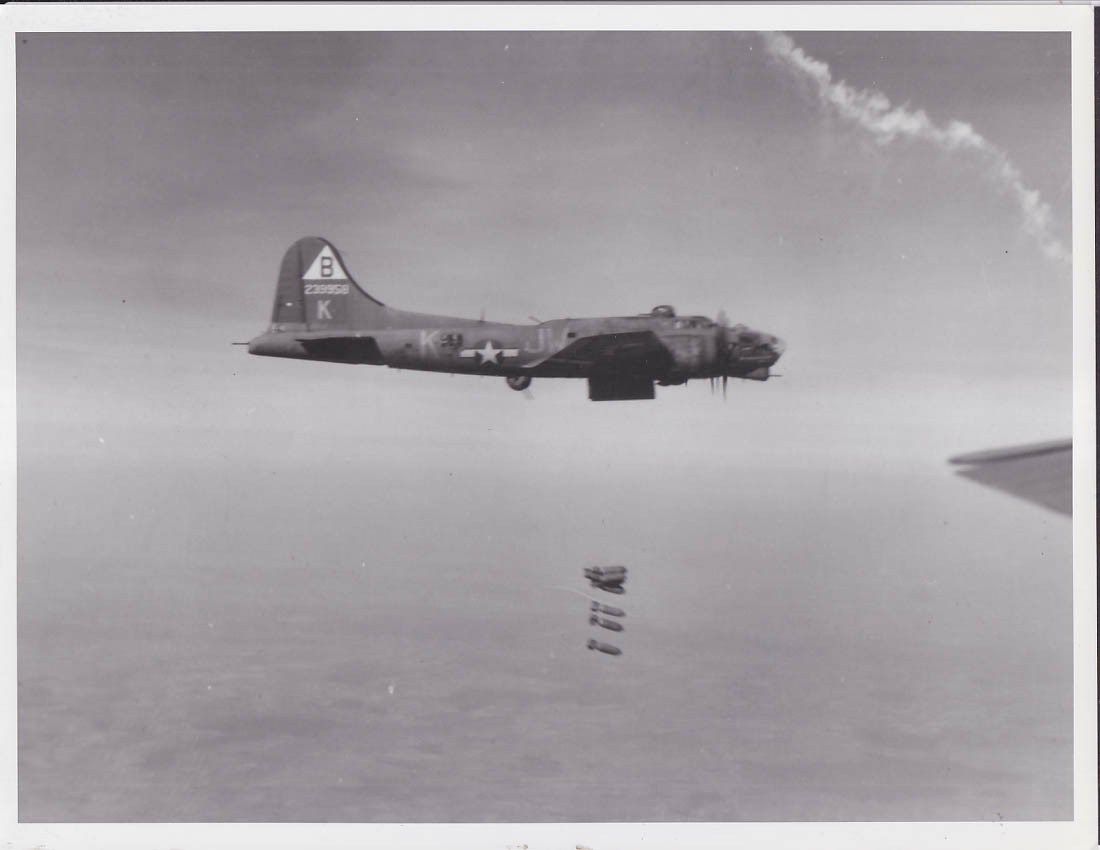 USAAF Boeing B-17 42-39958 92 BG bombs away 8x10\
