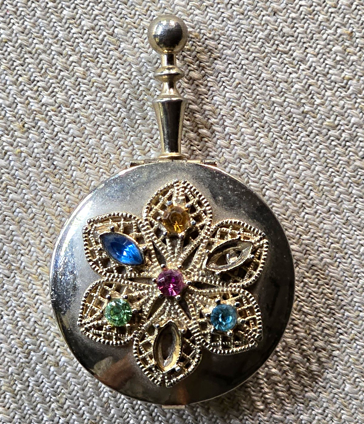 Vintage Round Gold Tone Compact w/Rhinestone Flower 2 Stones Missing