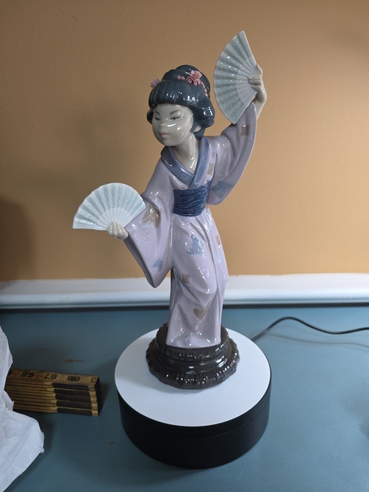 Lladro Geisha Lady with 2 Fans #4991. Mint Condition