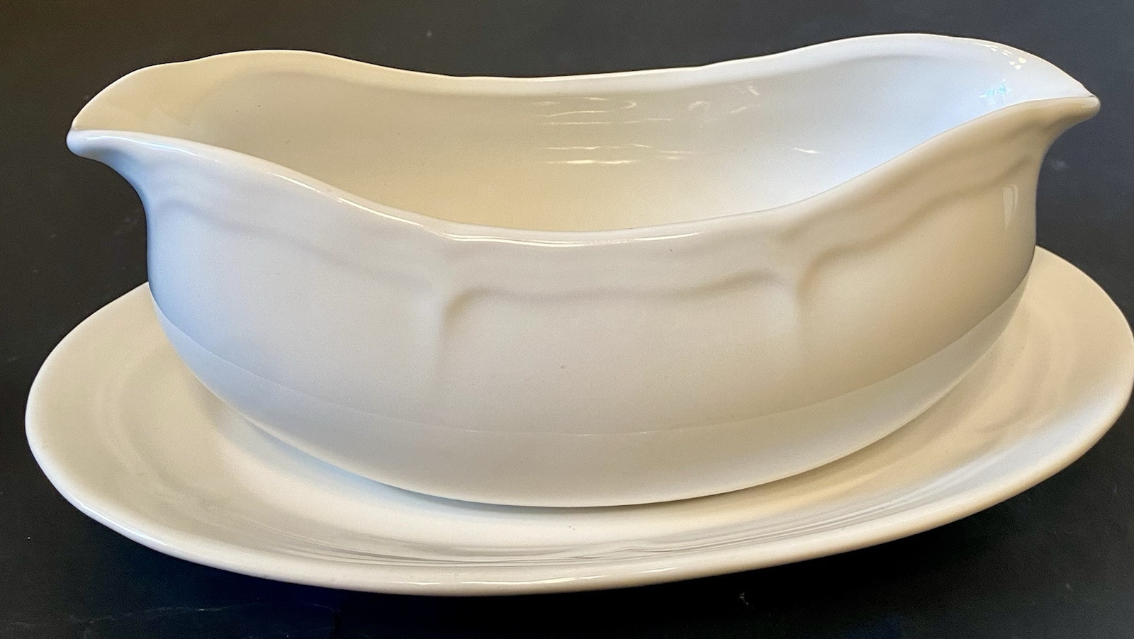 VTG NEWCOR STONEWARE GRAVY BOAT & PLATE 2PC Solid Pattern 8in Unused