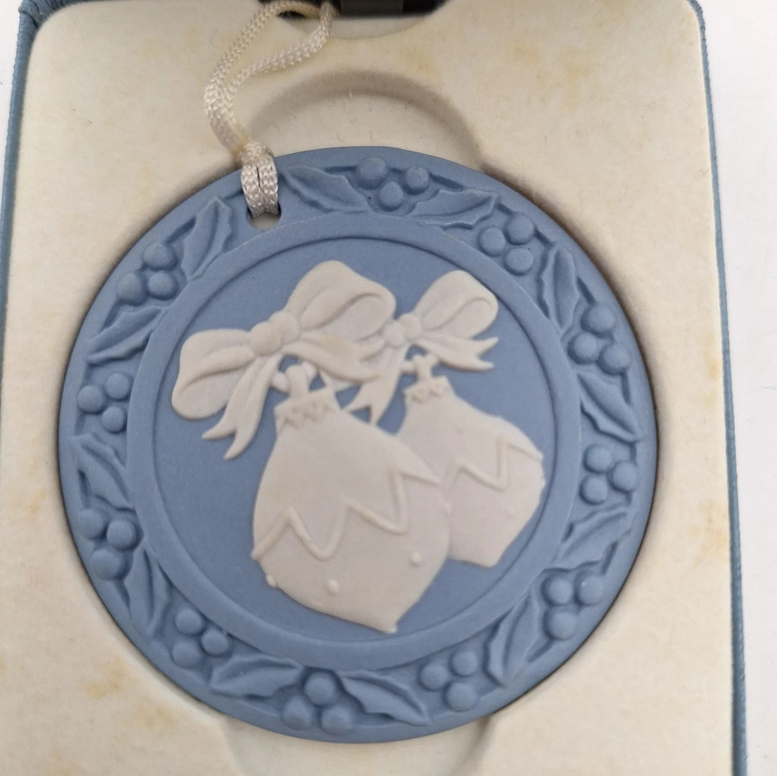 Vintage 1999 Wedgwood England Jasperware Christmas Disk Ornament Baubles in Box