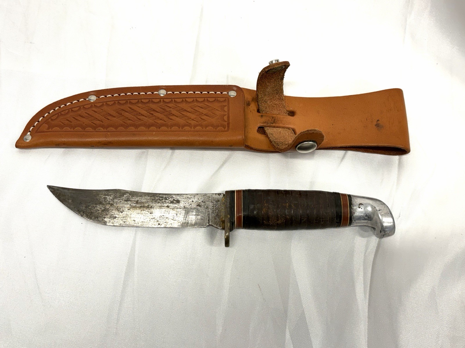 Vintage Western U.S.A. L66 Hunting Knife With Sheath Vintage Western U.S.A. L66 Hunting Knife With Sheath