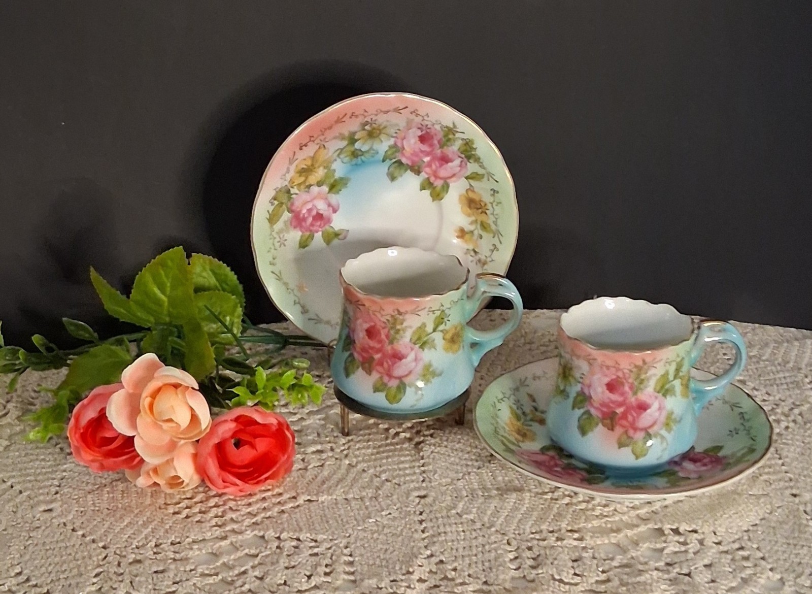2 rose Pattern RS Prussia Tea Cups & Saucers W/golden Scalloped Golden Trim 2 rose Pattern RS Prussia Tea Cups & Saucers W/golden Scalloped Golden Trim