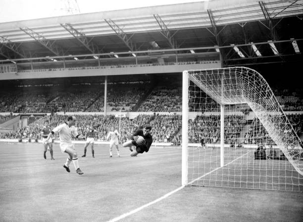 Costa Pereira goalkeeper of Benfica FC dives to save a shot f- 1963 Old Photo