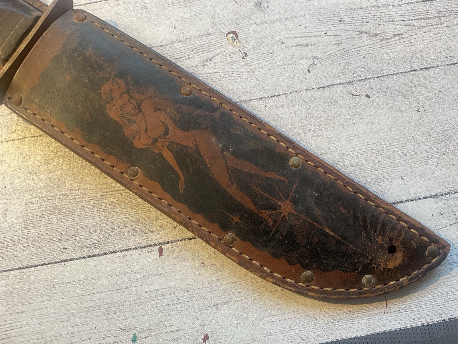 ORIGINAL WWII USMC KABAR FIGHTING KNIFE W/ EXCELLENT TRENCH ART RISQUÉ SHEATH