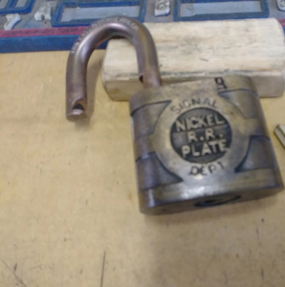 OBSOLETE/ ANTIQUE/VINTAGE yale 851 NICKEL PLATE padlock B