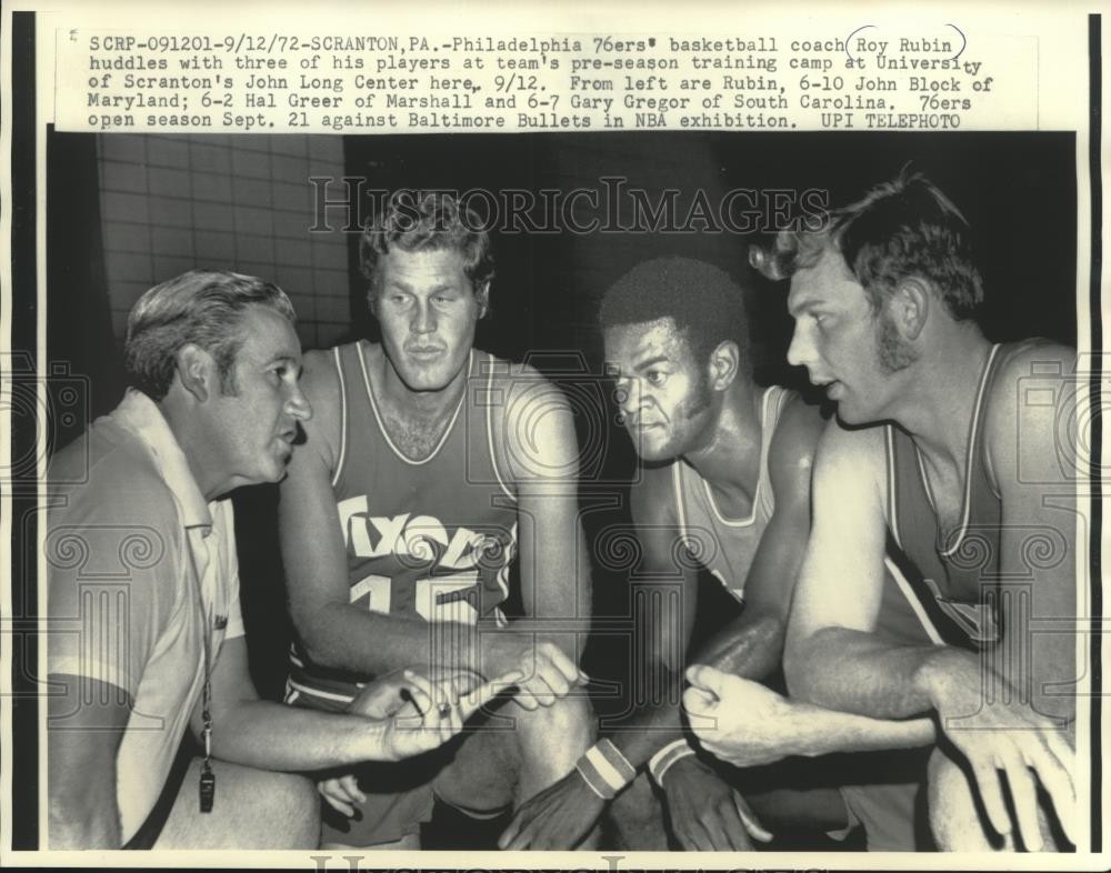1972 Press Photo 76ers' coach Roy Rubin huddles w/players during training camp
