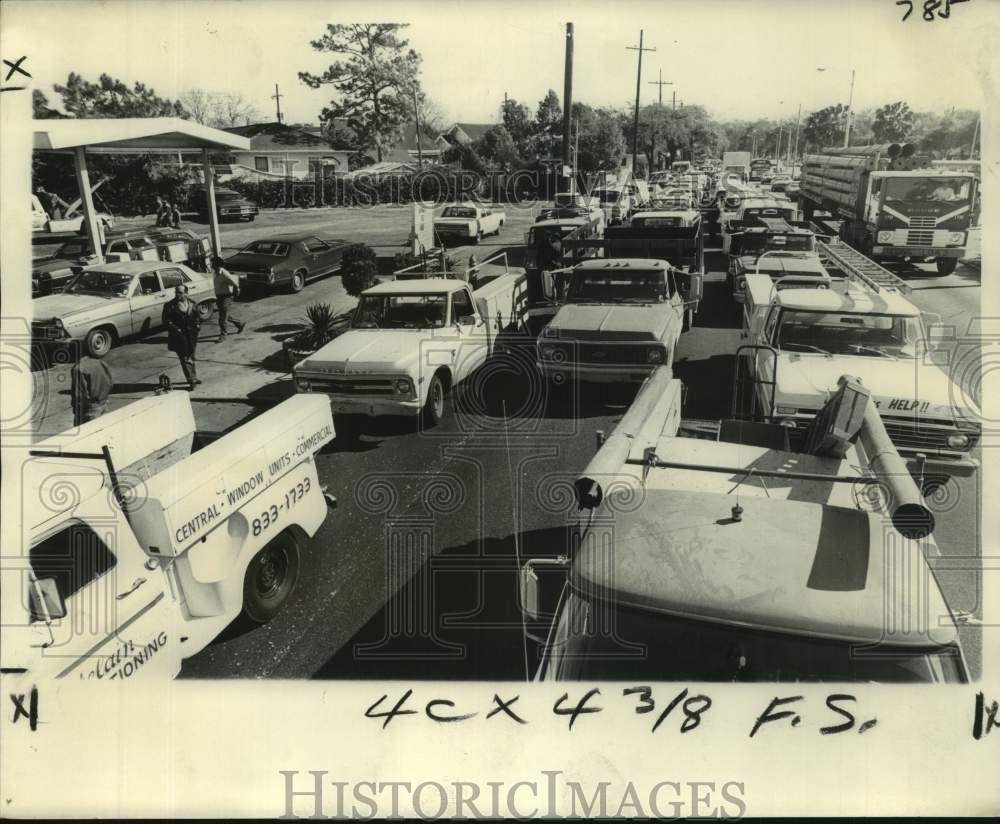 1974 Press Photo Refrigeration trucks lined up at Shell Service Station 1974 Press Photo Refrigeration trucks lined up at Shell Service Station