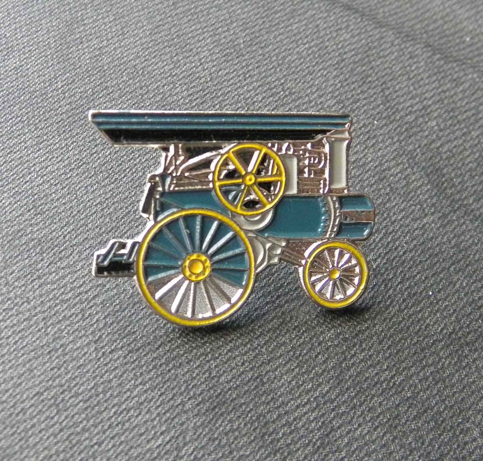 RUSSELL STEAM TRACTION ENGINE RAILROAD PIN BADGE 1 INCH LOCOMOTIVE