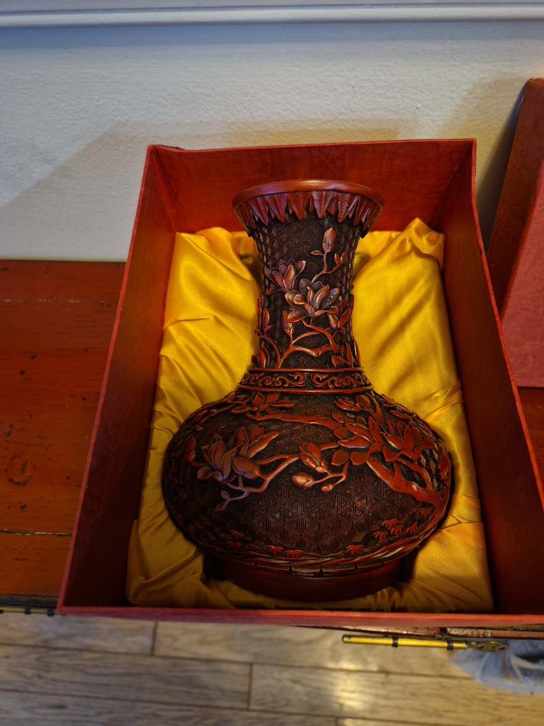 Vintage Chinese Red Cinnabar Lacquer Hand Carved Vase 7\