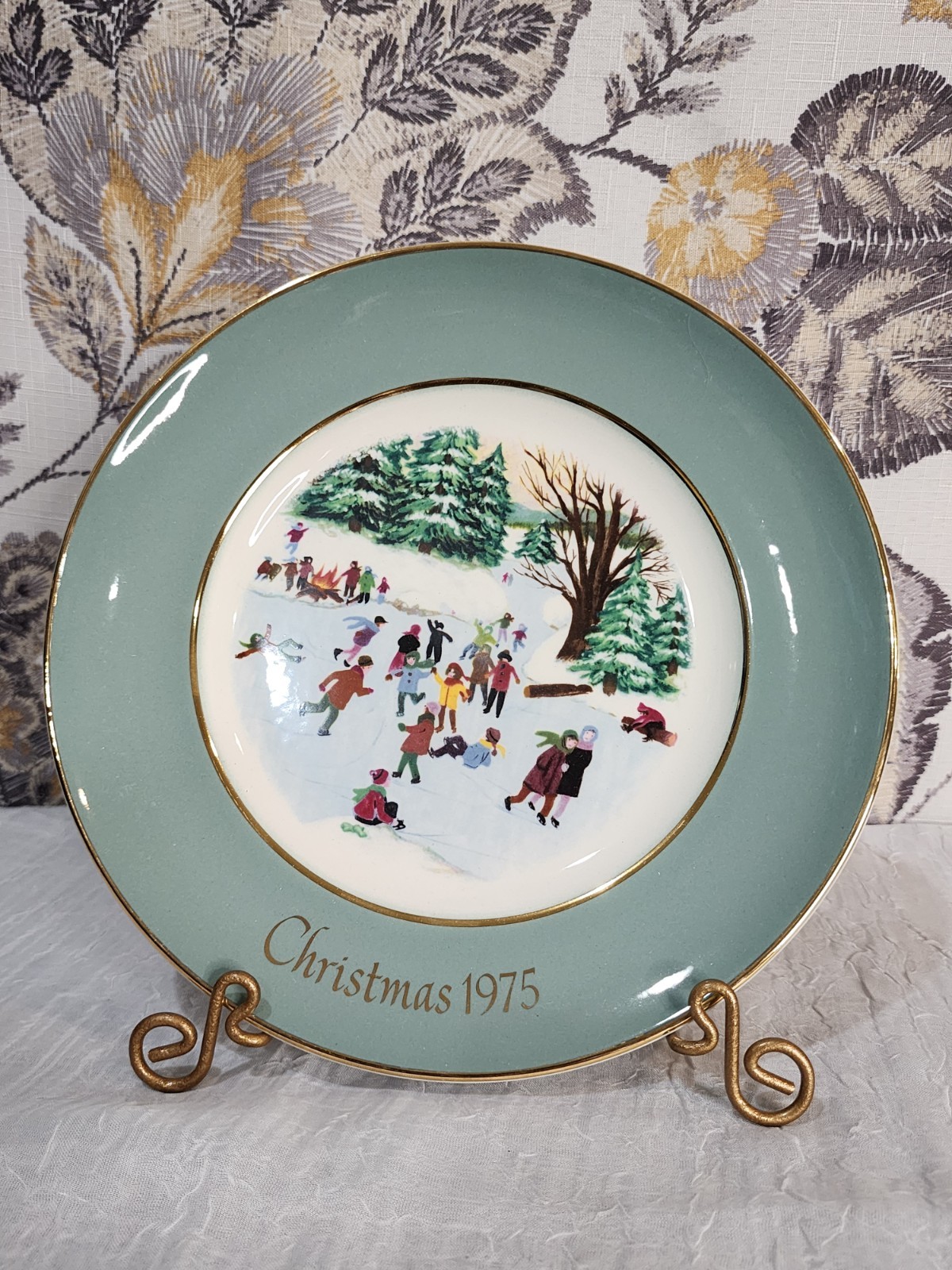 Vintage 1975 Avon Skaters on the Pond Christmas Plate Enoch Wedgwood NOS Box