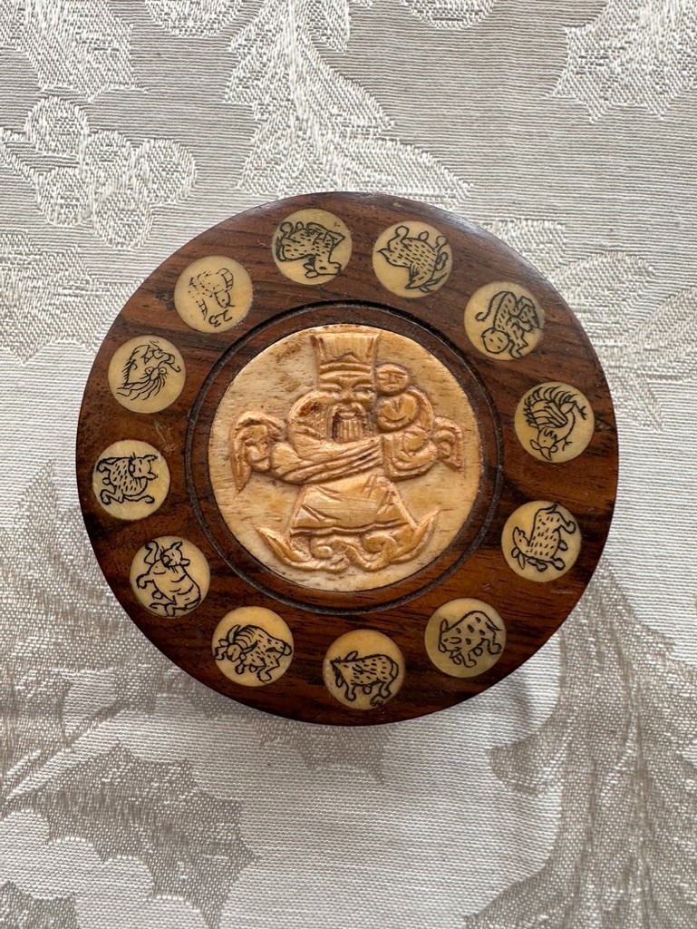 Vintage Chinese Feng Shui Luopan Compass Wood Box Zodiac Animals Inlay Carved Vintage Chinese Feng Shui Luopan Compass Wood Box Zodiac Animals Inlay Carved
