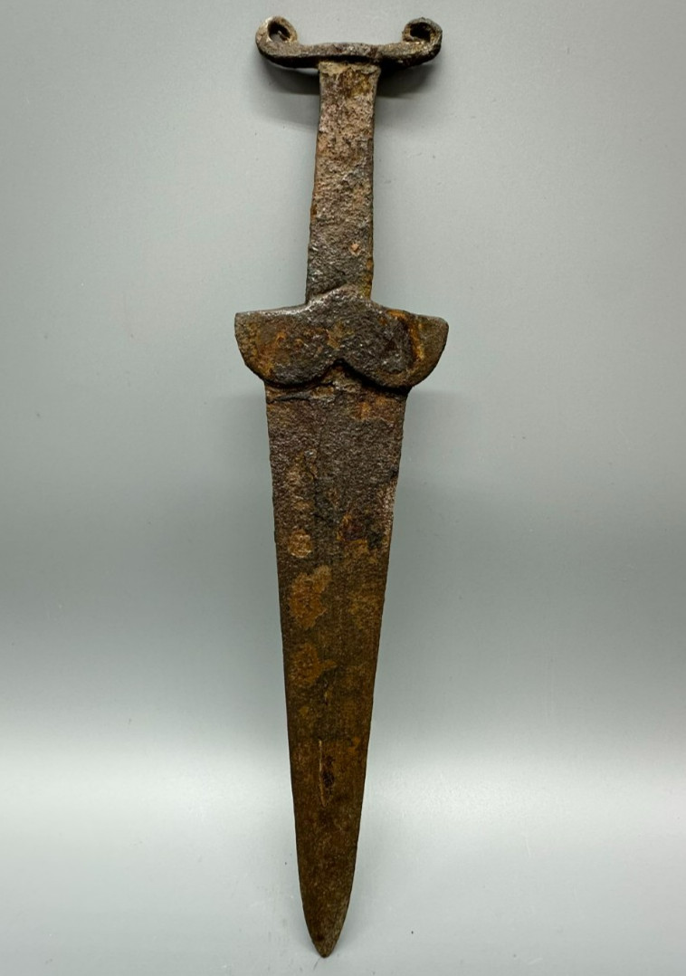 Scythian Zoomorphic Dagger With Akinak Ornamentation, 6th–5th centuries BCE