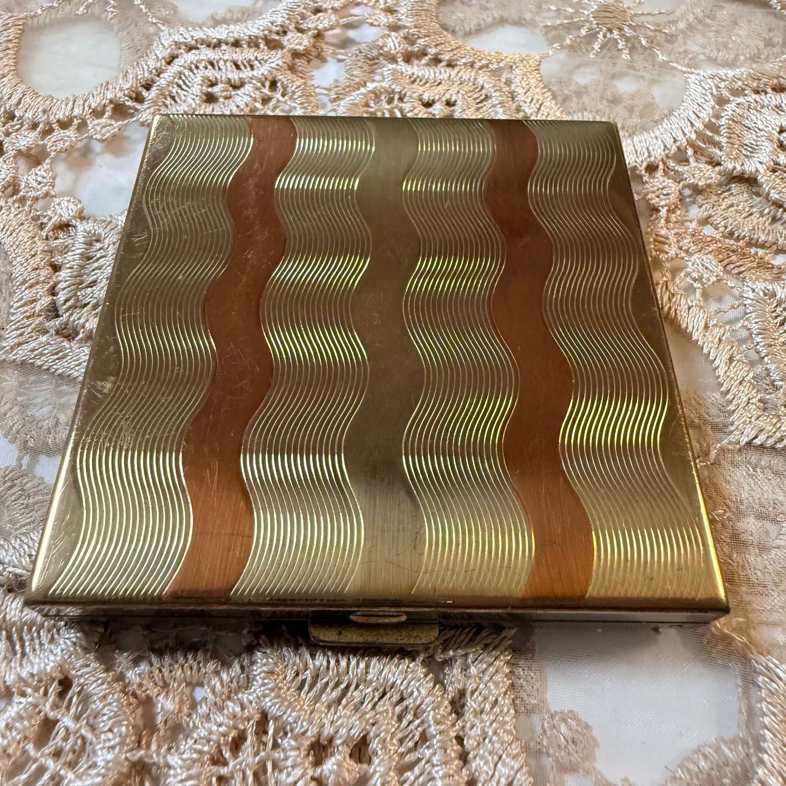1950s Two-Tone Geometric Powder Compact 1950s Two-Tone Geometric Powder Compact