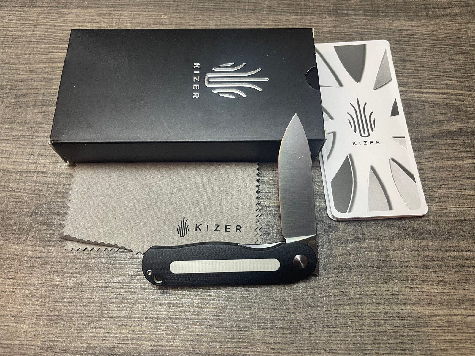 Kizer Latt Vind Mini Folding Knife, Black & White G-10 Handles V3567N1