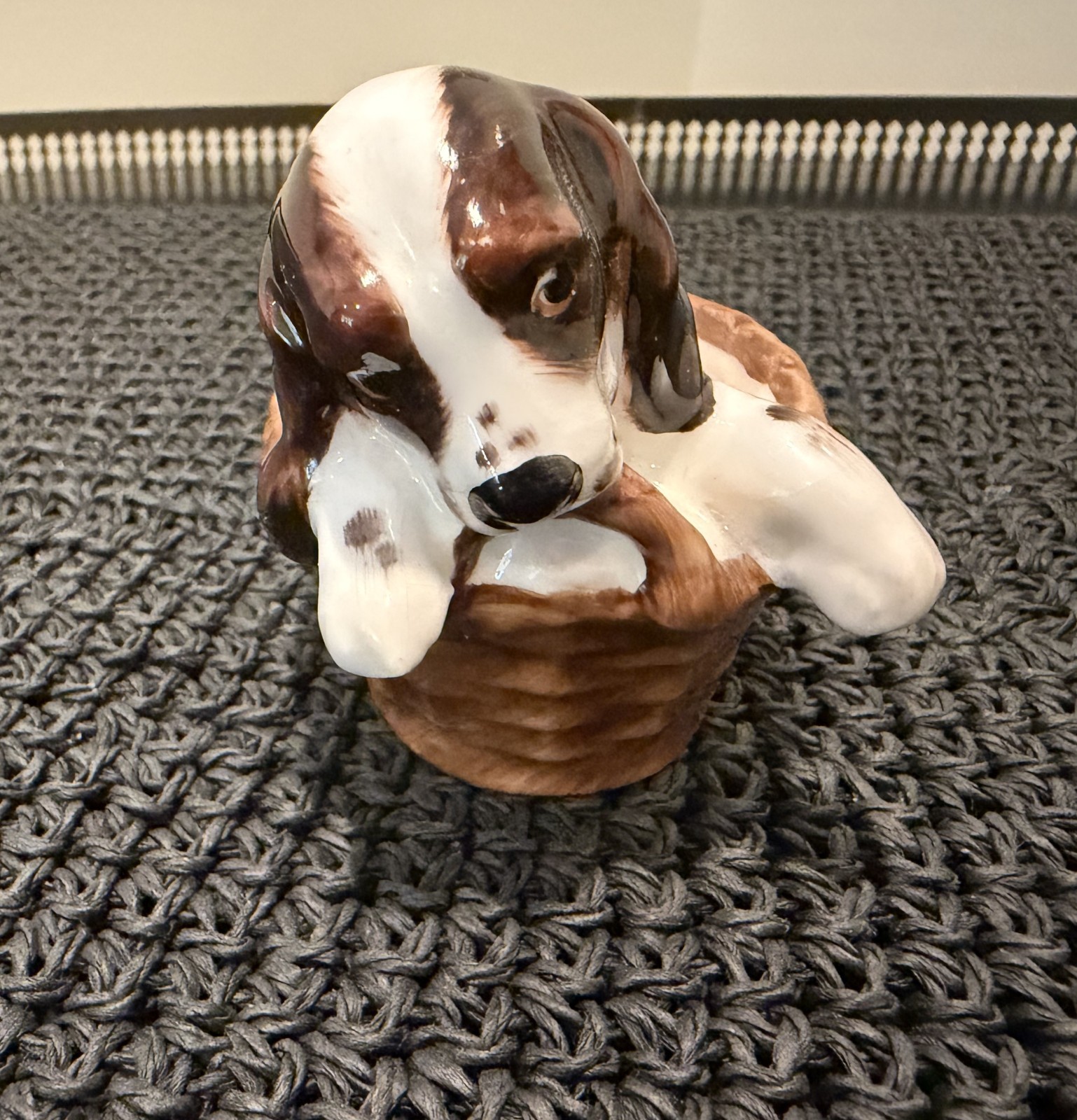 ROYAL DOULTON SPANIEL PUP IN BASKET HN2586 - CLEAN