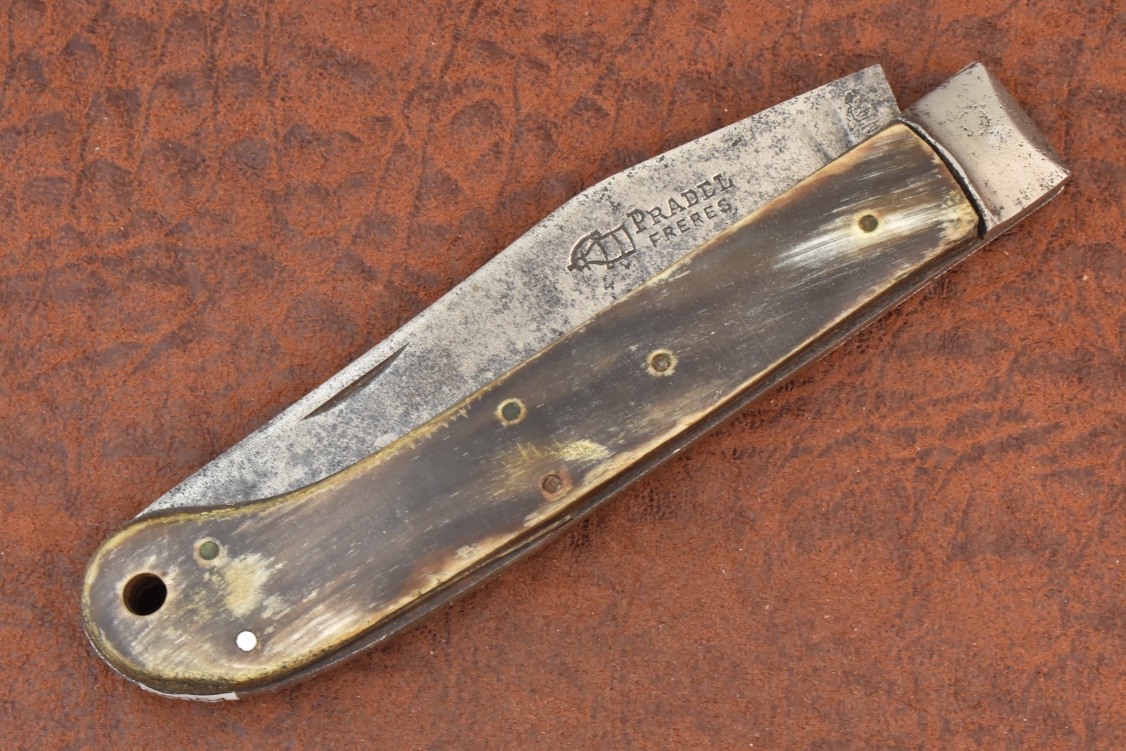 VINTAGE PRADEL FRANCE SMOOTH OX HORN JUMBO SADDLEHORN KNIFE (25054)